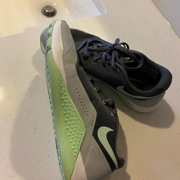 Women sneakers size 7.5 - Picture 2 of 5